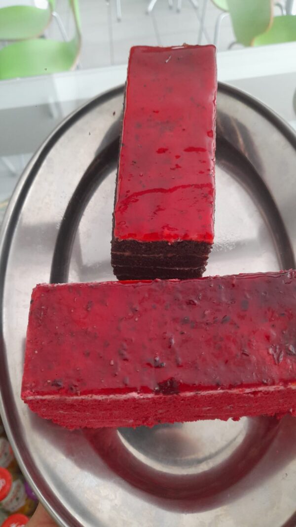 Bolo de frutos vermelho com chocolate